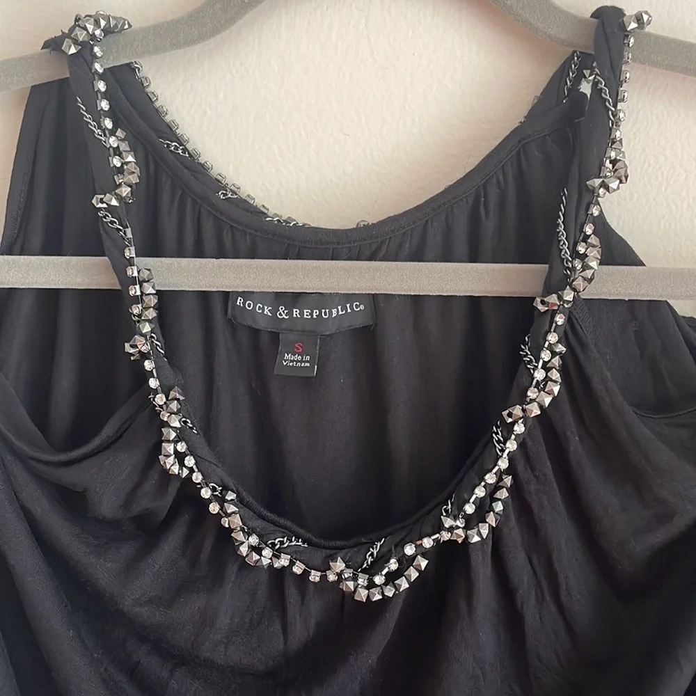 Rock & Republic Cold Shoulder Black Top with embedded necklace Size Small